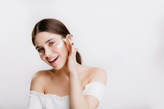 Mujer sonriente tocando la piel de su rostro